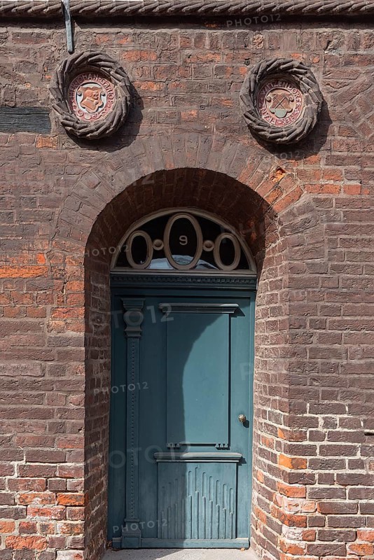 Front door and coat of arms of the house of the members of the Schutztruppe of the Lüneburg Council, 16th century, Reitende-Diener-Straße, Lüneburg, Lower Saxony, Germany