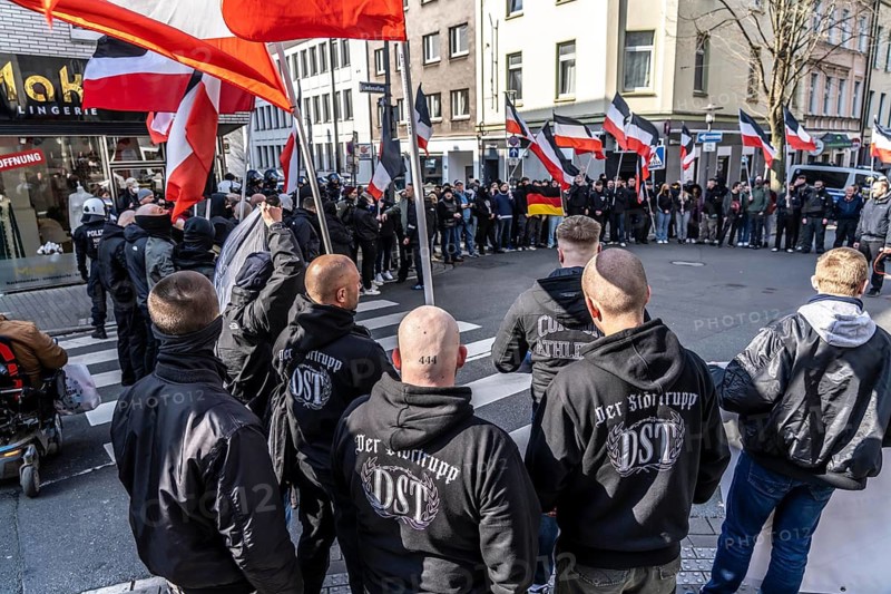 The neo-Nazi group Jung und Stark, JS, demonstrates in the city centre of Essen, demanding the remigration of foreigners, chanting Deutschland den Deutschen Ausländer raus, approx. 150 ultra right-wingers, dressed in black and wearing typical scene clothing, several groups demonstrate against the Nazi march, Essen, North Rhine-Westphalia, Germany