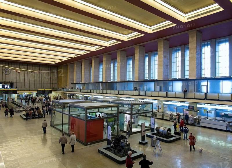 Passengers at Tempelhof Airport, two days in front of the closure of flight operations, Berlin, 28 October 2008, Berlin, Berlin, Germany