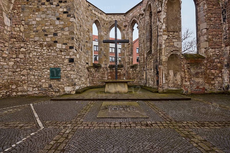 Ruins of the Aegidienkirche, memorial for victims of war and violence, cross, church, diffuse light, milky blue cloudy sky, Hanover, state capital, Hanover region, Lower Saxony, Germany