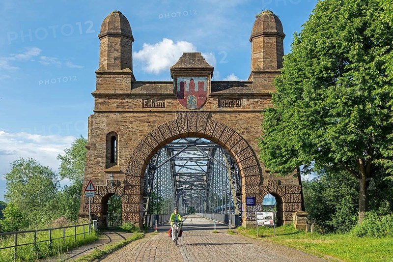 Cyclist, cycle path, Old Harburg Elbe Bridge, Harburg, Hamburg, Germany