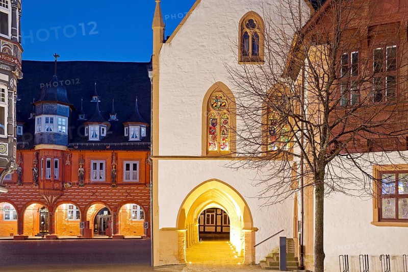 The late Gothic town hall in Goslar with the Kaiserworth guildhall in the evening, Old Town, UNESCO World Heritage Site, Lower Saxony, Germany