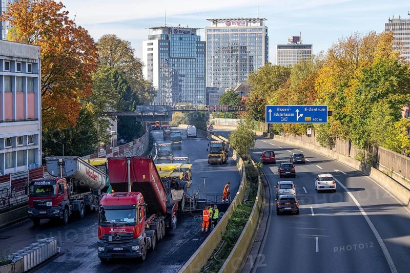 New whisper asphalt surface for the A40 motorway, in the city of Essen, direction Dortmund, 95, 000 square metres of porous asphalt will be laid over a distance of around 6 km, the motorway will be closed for 1 week, North Rhine-Westphalia, Germany