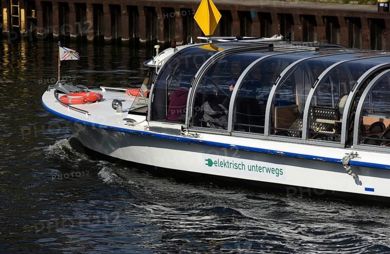 Electric viewing ship on the Spree between Friedrichsstraße and Reichsstag