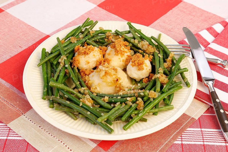 Swabian cuisine, yeast dumplings with green beans, breadcrumbs, served on a plate, typical Swabian, traditional cuisine, studio, food recording, Germany