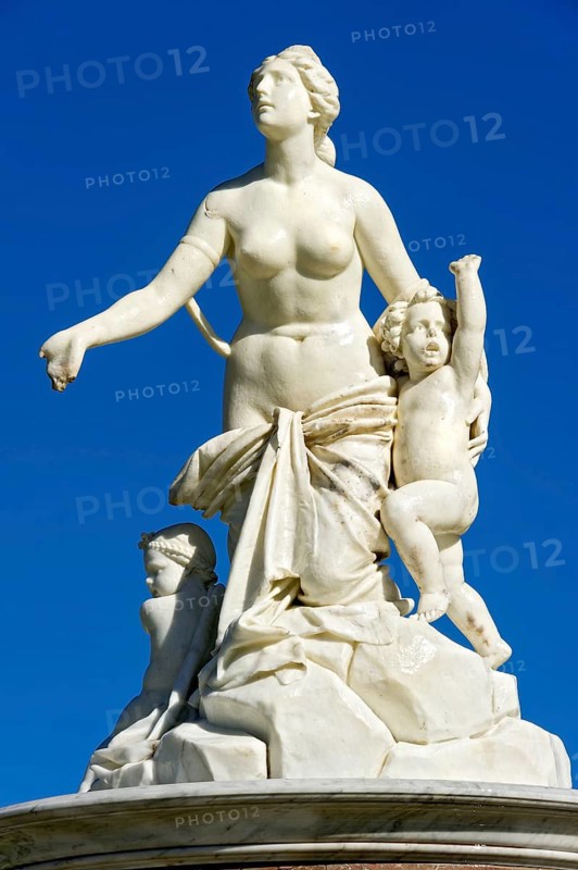 Marble statue of the goddess Latona with children Diana and Apollo, Latona Fountain, Latona Fountain, fountain, castle park, Herrenchiemsee Castle, Herreninsel, Chiemsee, Chiemgau, Upper Bavaria, Bavaria, Germany