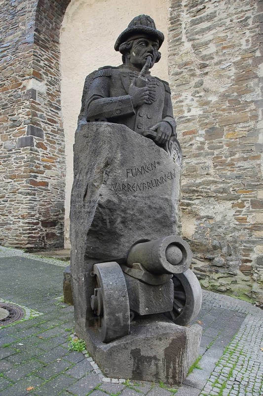 Funkennarrenbrunnen with cannon in remembrance and monument to historical carnival, Narrenbrunnen, Andernach, Rhineland-Palatinate, Upper Middle Rhine Valley, Germany