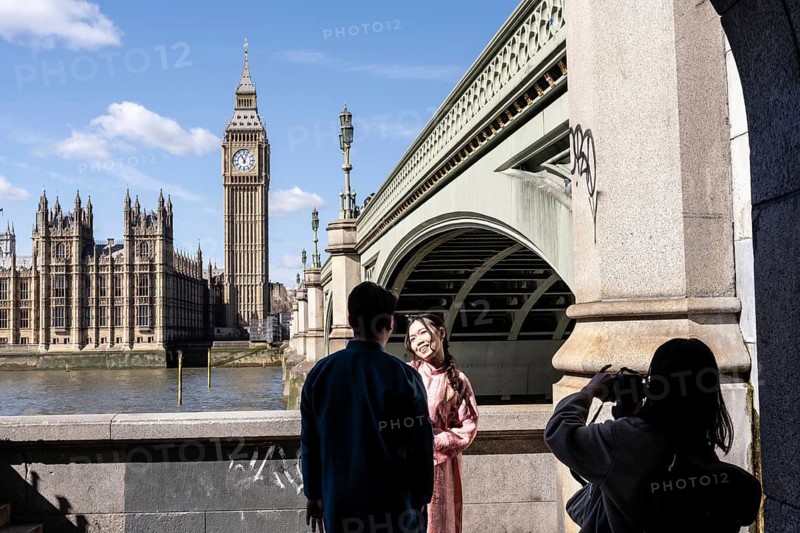 London, UK, March 26th 2026. Foreign tourists pose for photographs at a popular location for photography beside Westminster Bridge with a view of Big Ben and the Palace of Westminster in the background, London, UK