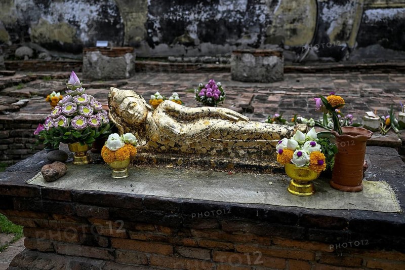 Offerings in front of the reclining Buddha, Wat Lokayasutharam, temple of the reclining Buddha, Ayutthaya, Ayutthaya province, Thailand