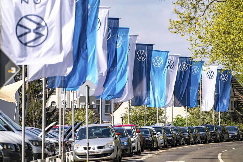 Flag of the car manufacturer Volkswagen, VW, at a VW car dealership, new and used cars, North Rhine-Westphalia, Germany
