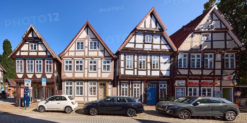 Historic half-timbered houses, hard shoulder with parked cars, blue cloudless sky, street Am heiligen Kreuz, Celle, Lüneburg Heath, district of Celle, Lower Saxony, Germany