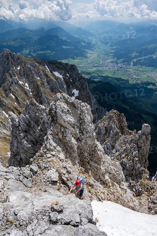 Mountaineers shortly below the summit, low view during the ascent to the Maukspitze, clouds moving around the mountains, Wilder Kaiser, Kaiser Mountains, Tyrol, Austria