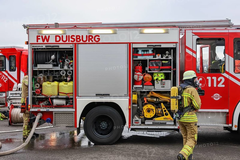 Duisburg, North Rhine-Westphalia, Germany, firefighting exercise, people are rescued from a burning flat. Firefighter returns to the fire engine after the operation. Press event: Federal Chancellor Olaf Scholz visits Fire Engine 530 of the Duisburg Volunteer Fire Brigade at Fire and Rescue Station 5 in Homberg. Together with a training unit of the professional fire brigade, the fire brigade school is also housed there