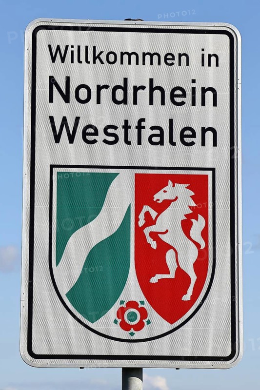 Welcome to the state border of North Rhine-Westphalia, welcome sign, state coat of arms, Burbach, North Rhine-Westphalia, Germany