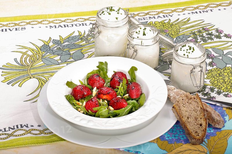 Swabian cuisine, Luggeles cheese in a jar, salad rocket with strawberries, pine nuts, Swabian cream cheese, dairy product, vegetarian, healthy, rocket, bread, chives, arranged on a plate, grandmother's kitchen, regional, home cooking, typical Swabian, traditional cuisine reinterpreted, food photography, studio, Germany