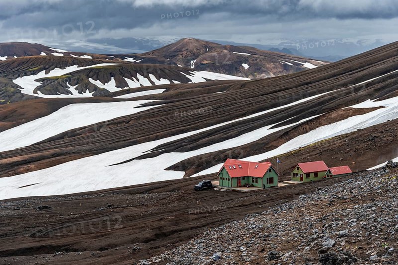 Dramatic volcanic landscape with mountains and snow, Höskuldsskáli hut in Hrafntinnusker, Laugavegur trekking trail, Landmannalaugar, Fjallabak nature reserve, Suðurland, Iceland