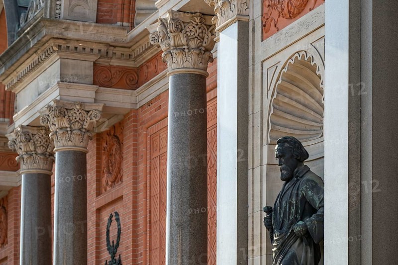 Sculpture and antique columns, front, Ny Carlsberg Glyptotek or New Carlsberg Glyptothek, Art Museum for Sculpture and Painting, architects Vilhelm Dahlerup and Hack Kampmann, Copenhagen, Denmark