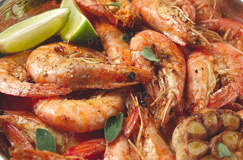 Fried king prawns, in shell, with spices, size 30/40, unpeeled shrimp, homemade, no people