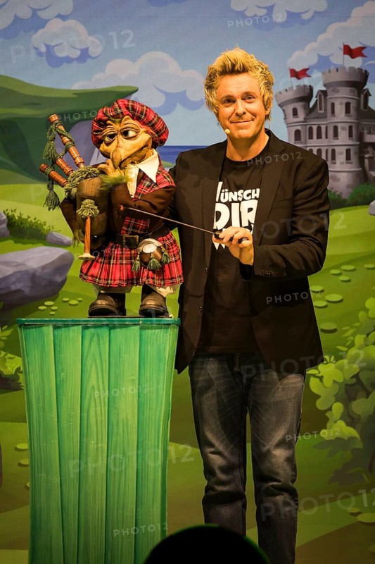 Sascha Grammel with hand puppet Frederic Freiherr von Furchensumpf live on Wünsch dir was Tour at the Tempodrom in Berlin on 12 October 2024
