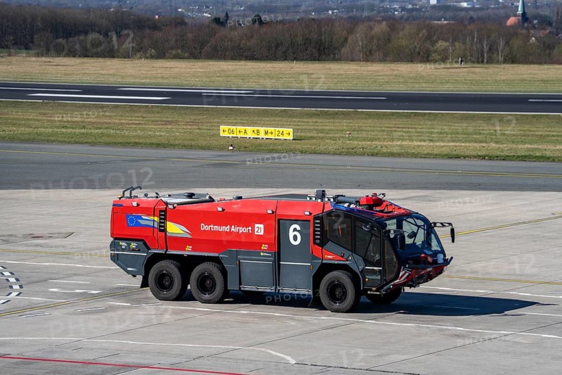 Dortmund Airport, DTM, apron, in front of the terminal, runway, airport fire brigade, Panther 6, airfield fire engine, North Rhine-Westphalia, Germany