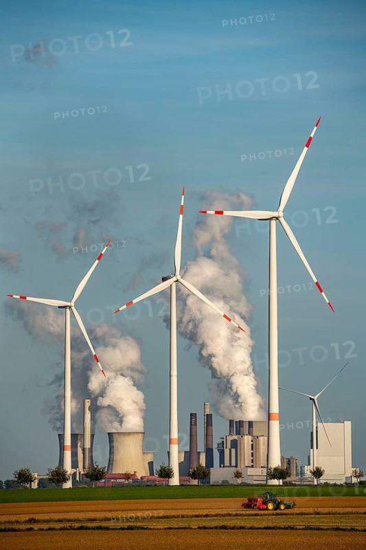 Lignite-fired power plant, RWE Power AG Seurat power plant, wind power plants, 2 units were shut down in 2020/21 and restarted in June 22 to replace gas-fired power plants in the 2022 energy crisis, Bergheim, North Rhine-Westphalia, Germany