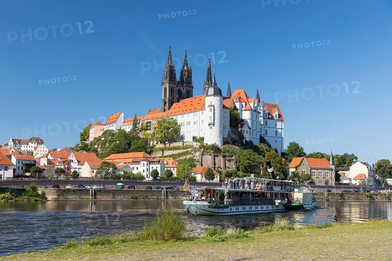 Paddle steamer Pillnitz on the Elbe in front of Albrechtsburg Castle, Meissen, Saxony, Germany