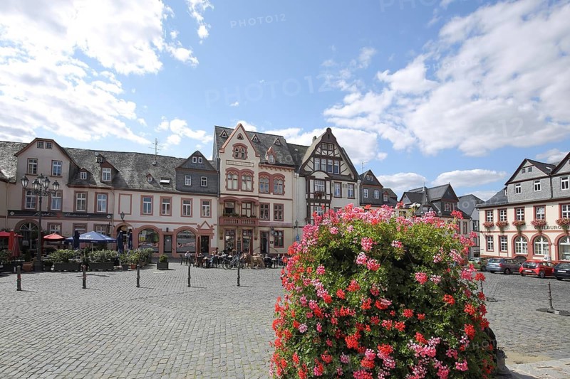 Historic houses, flower decoration, market square, Weilburg, Taunus, Hesse, Germany