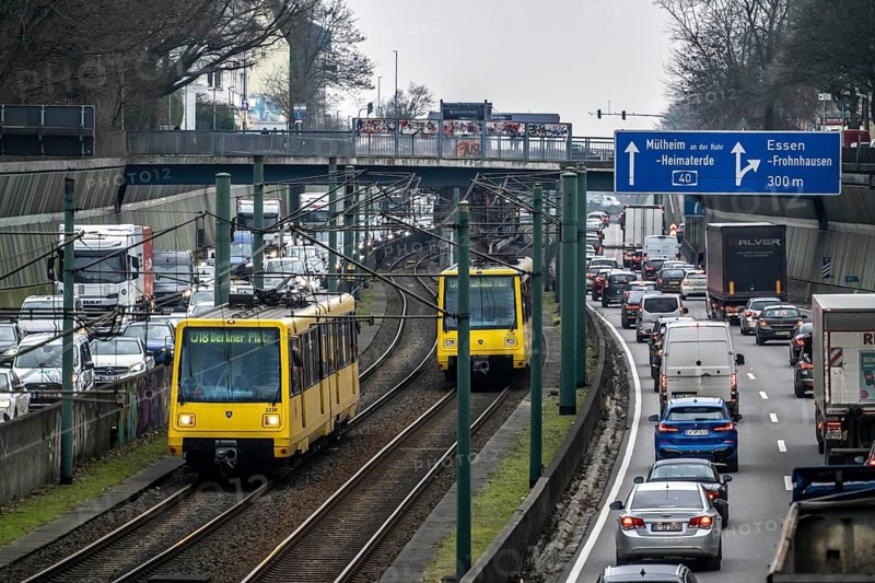 Traffic jam on the A40 motorway, in both directions, underground U18 in the middle lane, Friday, rush hour, view to the west, Essen, North Rhine-Westphalia, Germany