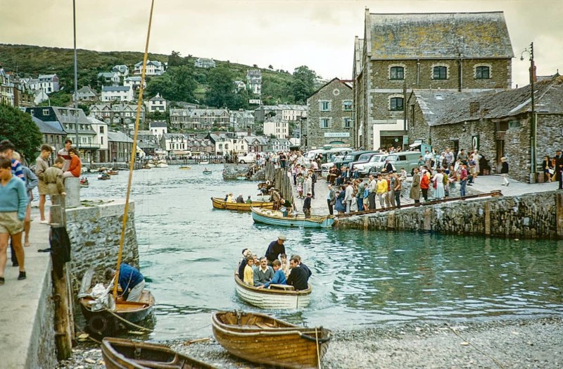 Menschen im Sommerurlaub, Hafen von Looe, Cornwall, England, UK um 1961