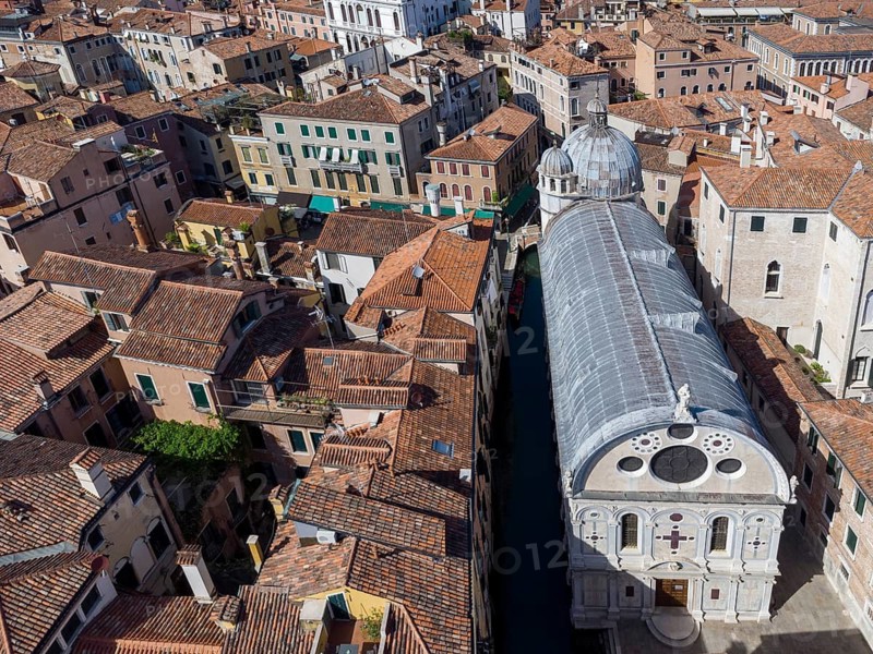 Marmor verkleidete Kirche Santa Maria dei Miracoli, im Sestiere Cannaregio, Drohnenaufnahme, Venedig, Veneto, Italien