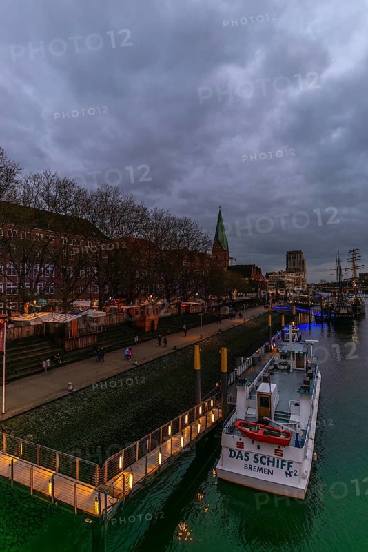 Christmas market at the historic town hall of the Hanseatic city of Bremen, market square in the old town, Christmas decorations, stalls, Germany