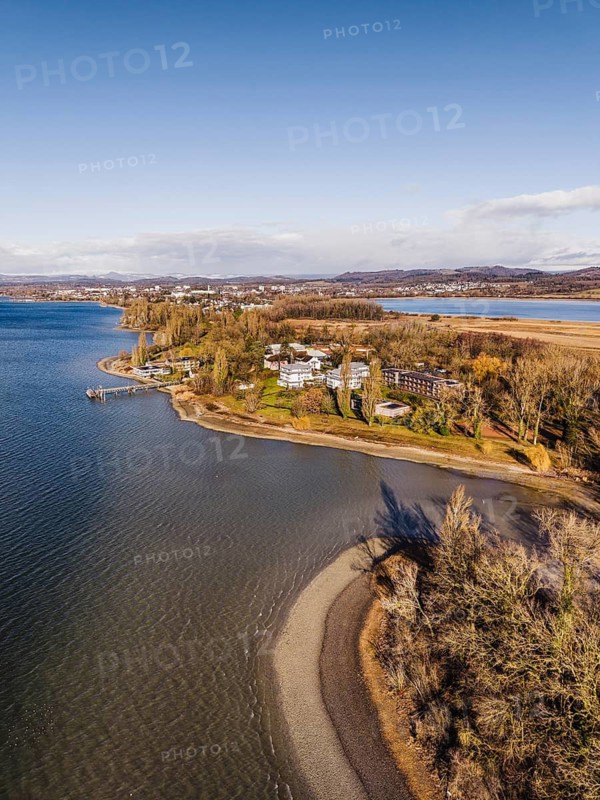 Aerial view of the Mettnau peninsula in western Lake Constance with winter vegetation with the spa center, Mettnaukur, boat dock and restaurant Strandcafe, Radolfzell, Konstanz district, Baden-Württemberg, Germany