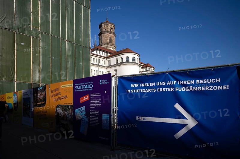Construction site, construction fence, controversial construction project of René Benko's insolvent Signa company, logo, ongoing insolvency proceedings, ZWEIHOCHFÜNF agency, former Galeria Kaufhof, Königsstrasse, Schulstrasse, collegiate church, Stuttgart, Baden-Württemberg, Germany