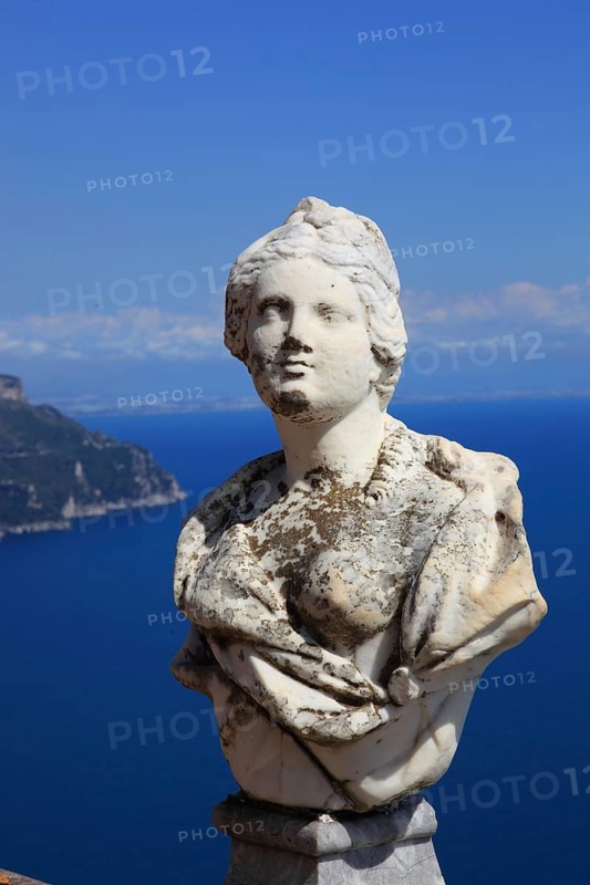 Marble busts on the Belvedere, balustrade, Terrazza dell'Infinito of Villa Cimbrone, Ravello on the Italian Amalfi Coast, Province of Salerno, Campania, Italy