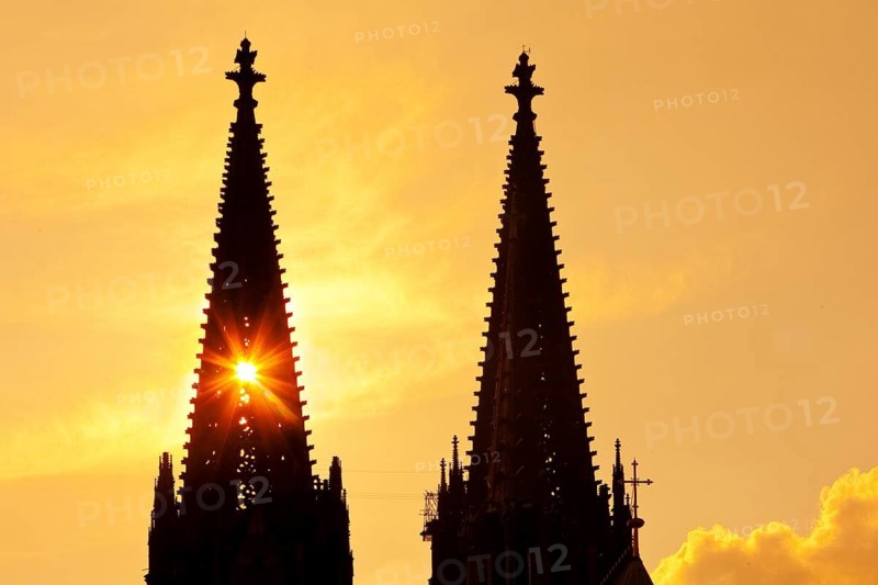 The sun shines through one of the two towers of Cologne Cathedral, Cologne, Rhineland, North Rhine-Westphalia, Germany