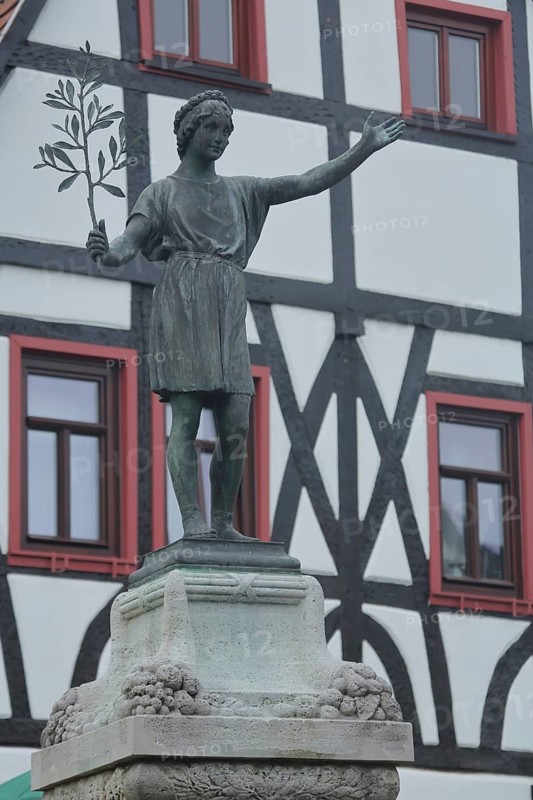 Bronze sculpture with palm branch, Friedensdenkmal, Platz des Friedens, Steinheim, Hanau, Hesse, Germany