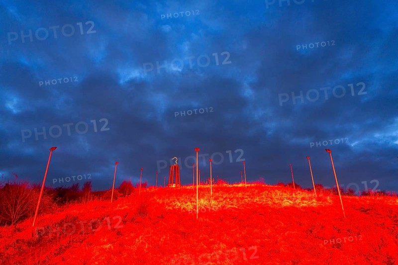 Rheinpreussen spoil tip in Mörs, spoil tip symbol Das Geleucht, light installation red illuminated slope, tower in the shape of a miner's lamp, dramatic sky, North Rhine-Westphalia, Germany