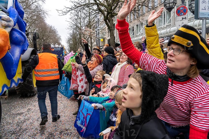 Rose Monday parade in Düsseldorf, spectators, especially children, collecting carnival sweets, at the street carnival, North Rhine-Westphalia, Germany