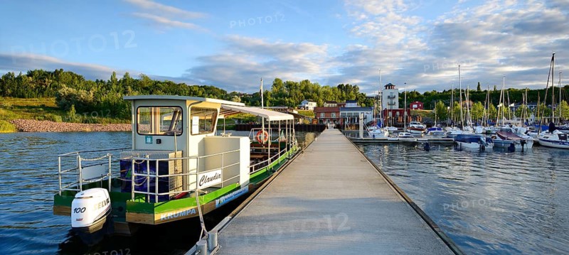 Marina Mücheln am Geiseltalsee, sailing boats and excursion boat in the evening light, Mücheln, Saxony-Anhalt, Germany