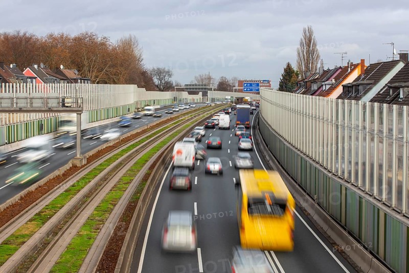 Motorway A40, Ruhrschnellweg, city centre of Essen, exit Essen-Frillendorf, Spurbus route, this area would also be affected by a diesel driving ban, Essen, North Rhine-Westphalia, Germany