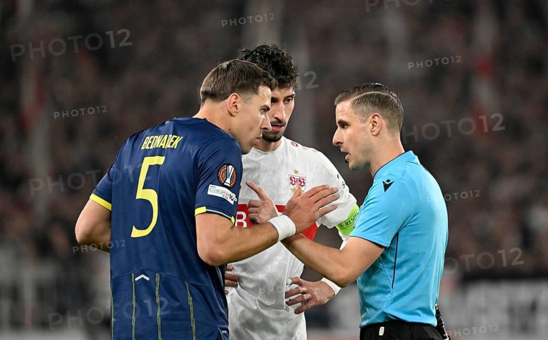 Referee Donatas Rumsas (LTU) in discussion with Jan Bednarek FC Porto (05) Atakan Karazor VfB Stuttgart (16) Football Europa League, MHPArena, MHP Arena Stuttgart, Baden-Württemberg, Germany