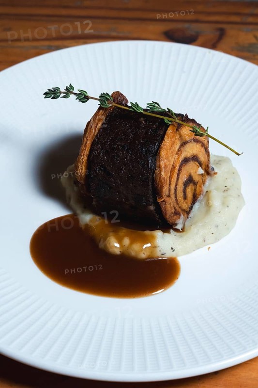 Cinnamon roll meets the intensity of slow-cooked oxtail, enriched with aromatic herbs. A delightful fusion of textures and flavors creating a memorable contrast