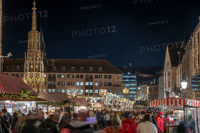 Christkindlesmarkt in Christmas illumination in the evening, on the left the beautiful fountain, main market, Nuremberg, Middle Franconia, Bavaria, Germany