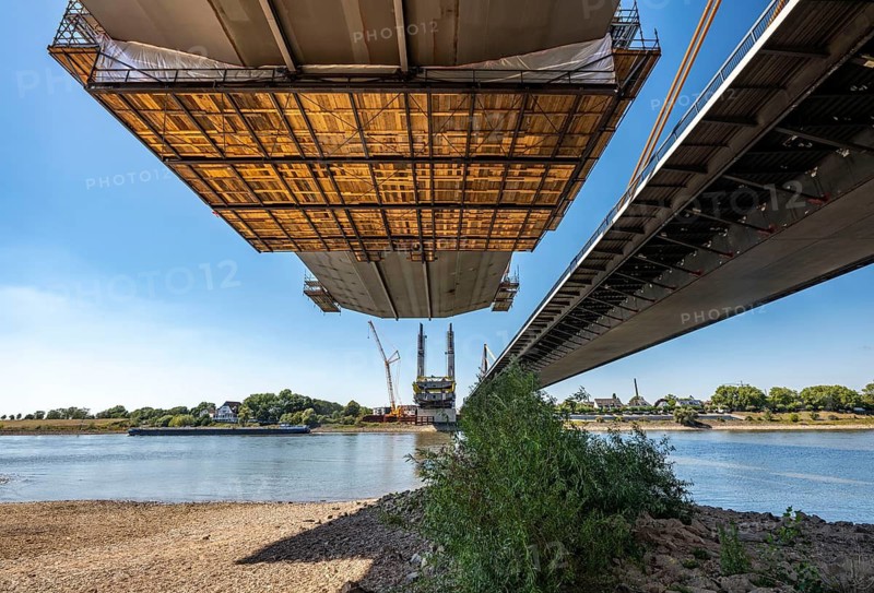 New construction of the Neuenkamp motorway bridge on the A40, over the Rhine near Duisburg, cantilever erection of the main bridge span, the new bridge is being built parallel to the existing bridge, the old one demolished and a second one built, North Rhine-Westphalia, Germany
