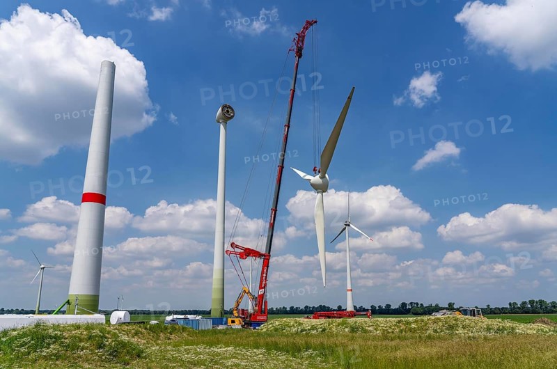 Repowering of a wind farm near Issum, 9 older wind turbines from the manufacturer Enercon (model series E-58) will be dismantled, which have been in operation for over two decades, will be replaced by a total of four Enercon E-160 turbines, under construction, with a total output of 22 megawatts, Lower Rhine, North Rhine-Westphalia, Germany