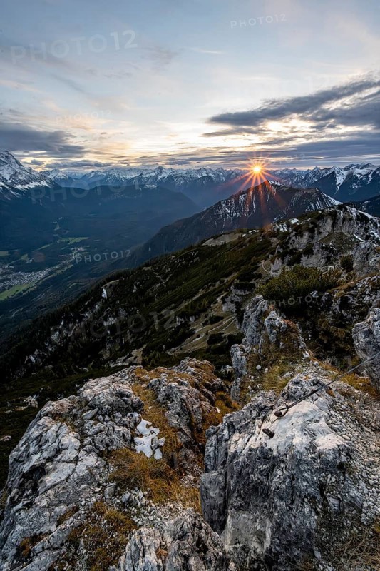 Mountain panorama, mountain landscape with sun star at sunset, at the summit of the Kramerspitz, in autumn, Ammergau Alps, in autumn, Bavarian Prealps, Bavaria, Germany