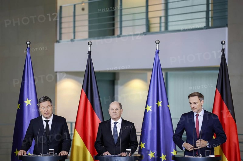 Robert Habeck (Buendnis 90 Die Gruenen), Bundesminister fuer Wirtschaft und Klimaschutz und Vizekanzler, Olaf Scholz (SPD), Bundeskanzler und Christian Lindner (FDP), Bundesminister der Finanzen, aufgenommen im Rahmen einer Pressekonferenz nach der Einig