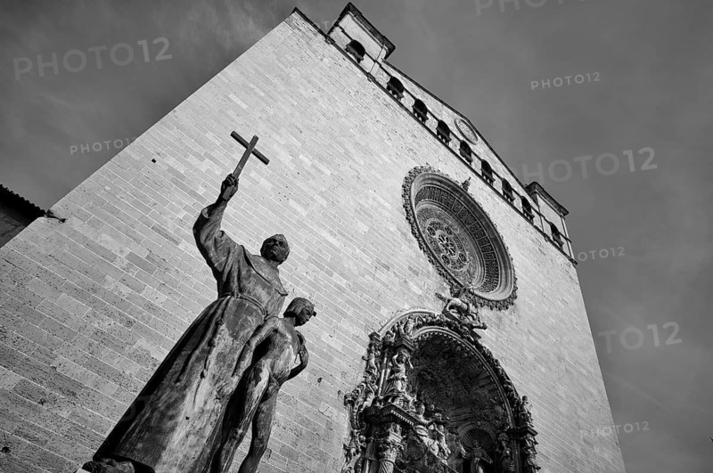 Sculptures Santo Domingo (left) and San Francisco (right) Basilica of the Monastery of Sant Francesc, San Francisco, black and white, Palma de Majorca, Majorca, Balearic Islands, Balearic Islands, Spain
