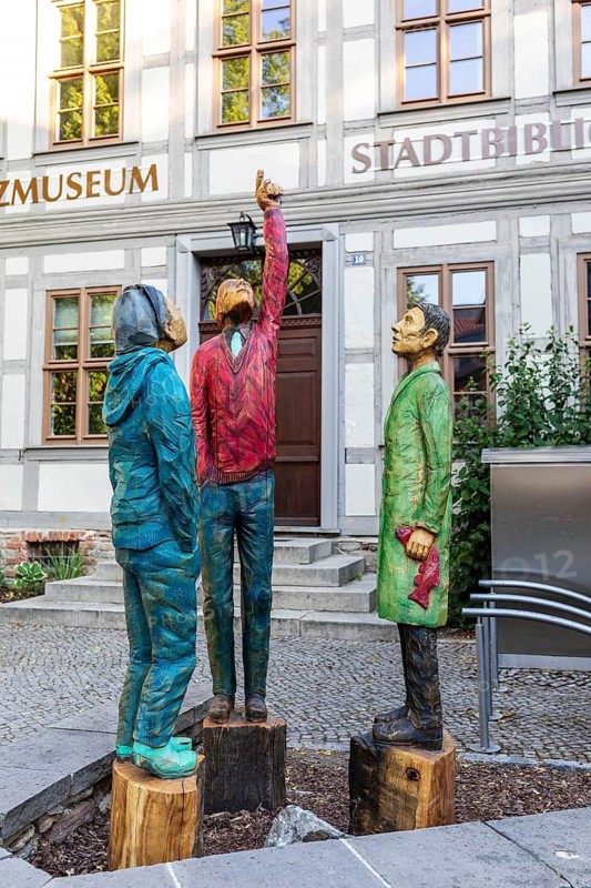 Figure group Die Himmelsgucker by Sylvia Itzen in front of the Harz Museum on the Oberpfarrkirchhof in the old town centre of Wernigerode, Harz, Saxony-Anhalt, Germany