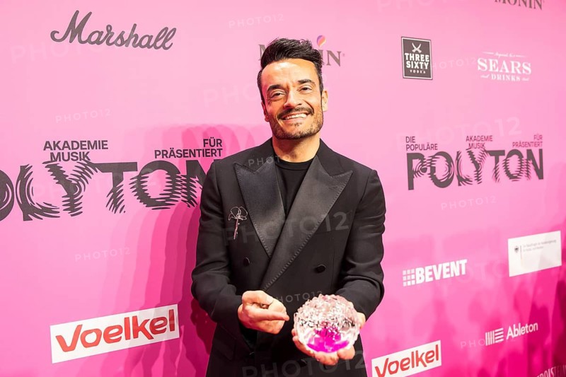 Giovanni Zarrella presents his prize on the Red Carpet following the Polyton 2026 awards ceremony at Berlin's Atelier Gardens on 25.03.2026